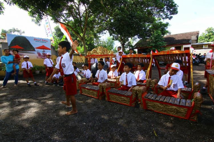 Revaldo sedang menjadi badut di grup musik tradisional angklung gamelan milik SDN 2 Alasmalang, Banyuwangi, Jatim, Kamis (8/2/2018).