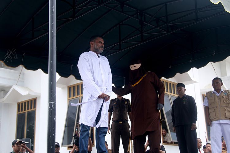 Terpidana pelanggar qanun syariat Islam hendak menjalani eksekusi hukuman cambuk di halaman Masjid Babussalam, Lampaseh Aceh, Kecamatan Meuraxa, Kota Banda Aceh, Selasa (27/2/2018).