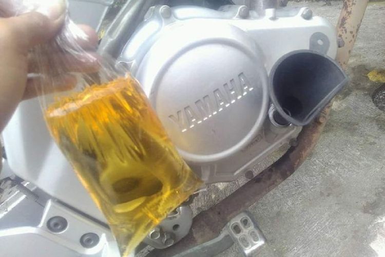 Gambar dari seorang pengguna facebook yang mengunggah psotingan mengenai penggunaan minyak goreng di mesin sepeda motor.