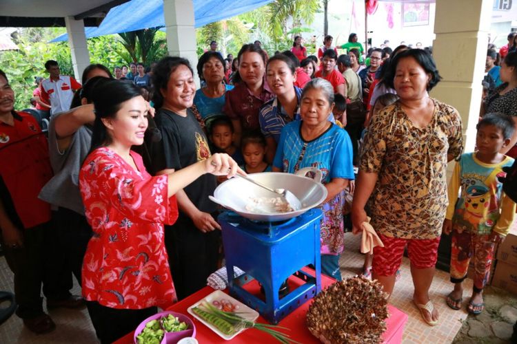 Karolin Margret Natasa saat mempraktekkan penggunaan kompor sawit saat launching di Ngabang, Kabupaten Landak, Kalimantan Barat (19/4/2018).