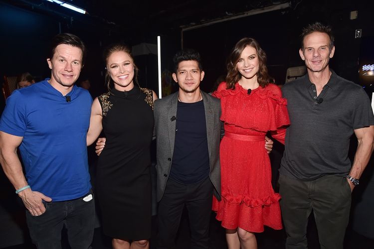 (Dari kiri) Mark Wahlberg, Ronda Rousey, Iko Uwais, Lauren Cohan and sutradara Peter Berg berpose di CinemaCon 2018  yang digelar di The Colosseum di Caesars Palace, Las Vegas, Selasa (24/4/2018).