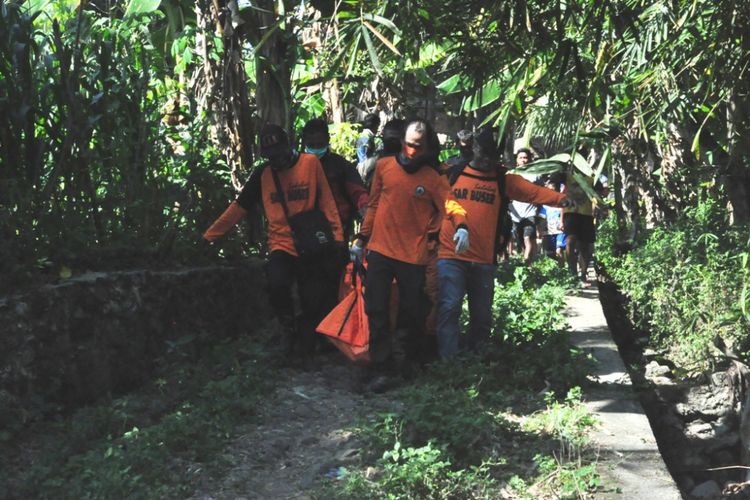 Tim SAR Bumi Serasi mengevakuasi sesosok mayat perempuan di tengah kebun jagung, tepatnya di Dusun Pungkruk, Desa Jatirunggo, Kecamatan Pringapus, Kamis (3/5/2018) siang. Mayat perempuan tersebut akhirnya teridentifikasi bernama Supartini (55) warga Dusun Senggrong, Bringin, Kabupaten Semarang.