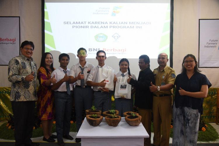 Prosesi simbolis Opening Future Farmers Indonesia (30 Juli 2018), pihak Yayasan Parama Anak Bangsa, Siswa dan Kepala Sekolah SMKN 1 Petang, Wakil Pemimpin BNI SKC Denpasar, Dekan Fakultas Pertanian Universitas Udayana, dan Kepala Bidang Pertanian dan Penyuluhan Dinas Pertanian Kabupaten Badung (30/7/2018).