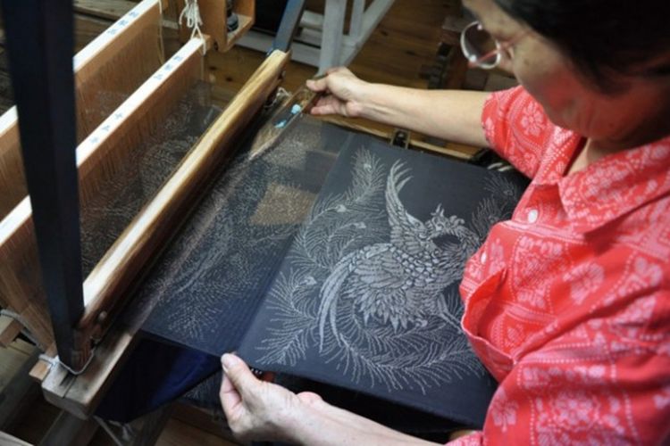 Oshima Tsumugimura / Anda dapat mengamati proses pembuatan kain tradisional Amami Oshima Tsumugi yang telah memiliki sejarah selama 1300 tahun
