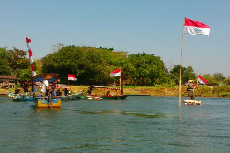 Warga Desa Ngargorejo, Kecamatan Ngemplak, Kabupaten Boyolali, Jawa Tengah mengadakan upacara bendera di tengah obyek wisata Waduk Cengklik Boyolali, Kamis (16/8/2018).