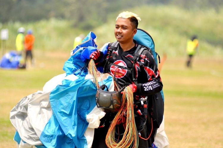 Penerbang putra Indonesia, Jafro Megawanto mencetak nilai sempurna 0,00 di babak keempat nomor Ketepatan Mendarat cabang Paralayang Asian Games 2018 di  Cisarua, Bogor, Jawa Barat, Selasa (21/8/2018).