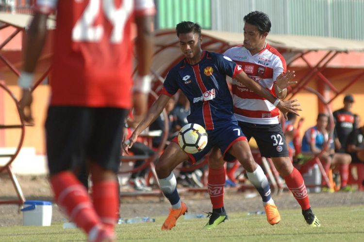 Bek Madura United, Benny Wahyudi berebut bola dengan pemain Selangor FA dalam laga ujicoba internasional di Stadion Gelora Ratu Pamelingan