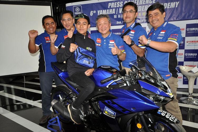 Pebalap muda binaan Yamaha Racing Indonesia, Faerozi Thoreqotullah (15) bersama para petinggi  Yamaha Indonesia Motor Manufacturing (YIMM). Faerozi terpilih untuk mengikuti program pelatihan Yamaha VR46 Master Camp batch ke-6 yang dijadwalkan berlangsung di Motor Ranch VR46 Tavullia, Italia pada 11-16 September 2018. 