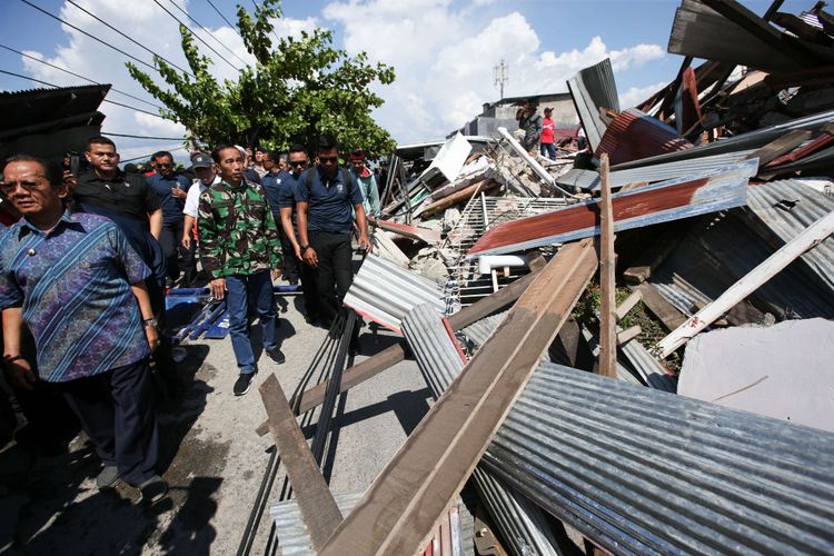 Presiden Joko Widodo mengunjungi Perumnas Balaroa, Kota Palu, Sulawesi Tengah,  Minggu (30/9/2018). Gempa bermagnitudo 7,4 yang mengguncang Donggala dan Palu mengakibatkan ribuan bangunan rusak dan sedikitnya 420 orang meninggal dunia.