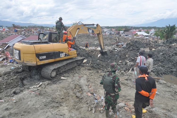 Anggota Tim SAR melakukan pencarian korban di lokasi terdampak gempa dan pencairan tanah (likuifaksi) di Kelurahan Petobo di Palu, Sulawesi Tengah, Kamis (11/10). Operasi pencarian dan evakuasi jenazah korban gempa dan tsunami Palu yang terjadi pada 28 September 2018 terhitung Kamis (11/10) dihentikan. ANTARA FOTO/Mohamad Hamzah/ama/18.