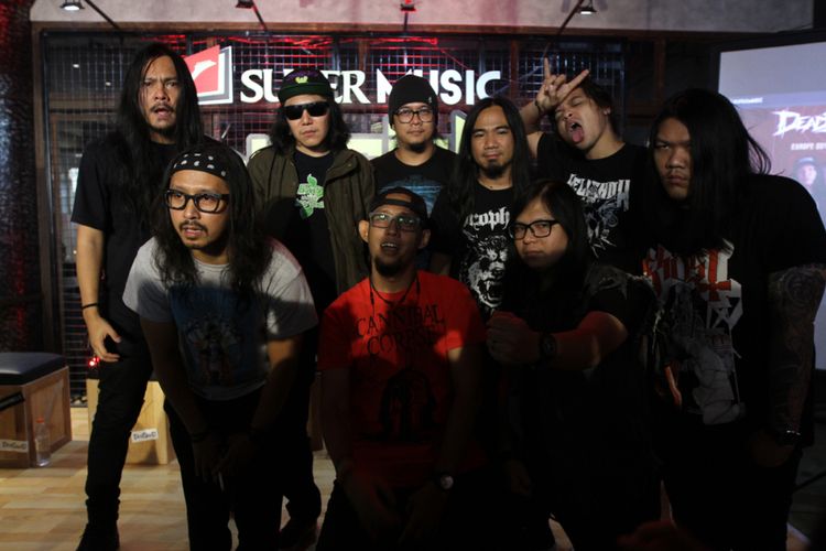 Burgerkill dan Dead Squad berpose usai jumpa pers Super Music Invasion di kawasan Radio Dalam, Jakarta Selatan, Kamis (11/10/2018).