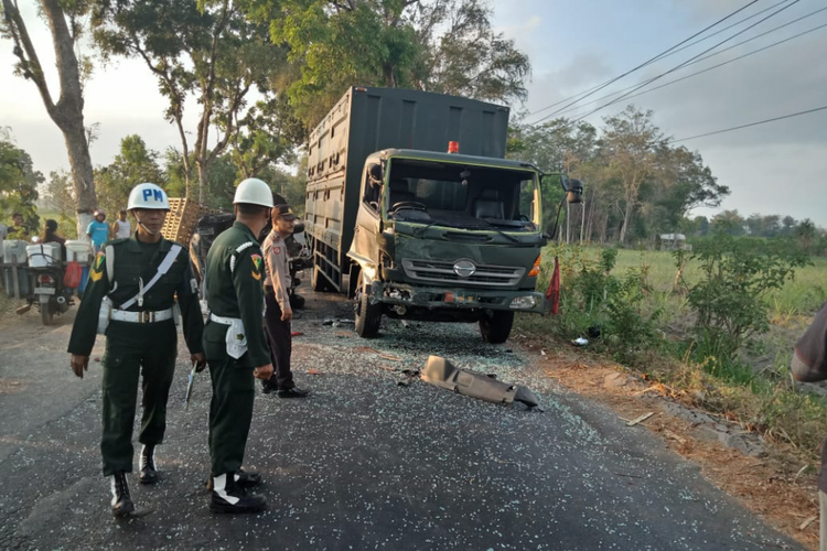 Truk milik PT Pindad terlibat kecelakaan lalu lintas dengan sebuah mobil pick up di Desa Blabak, Kecamatan Kandat, Kabupaten Kediri, Jawa Timur, Selasa (16/10/2018). Akibat peristiwa itu 1 orang tewas dan 2 luka.