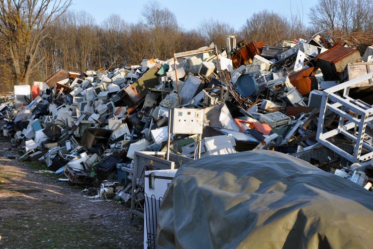 Ilustrasi gunungan sampah elektronik.