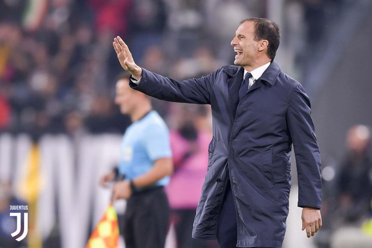 Massimiliano Allegri memberi instruksi kepada anak-anak asuhnya pada pertandingan Juventus vs Manchester United dalam lanjutan Liga Champions, 7 November 2018. 