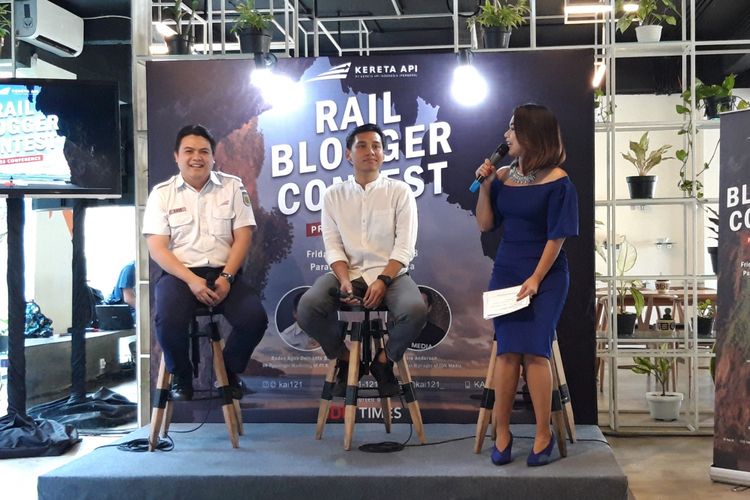VP Passenger Marketing Raden Agus Dwinanto (kiri) saat konferensi pers tentang rail blogger contest, di Jalan Pegangsaan Barat, Menteng, Jakarta Pusat, Jumat (16/11/2018)