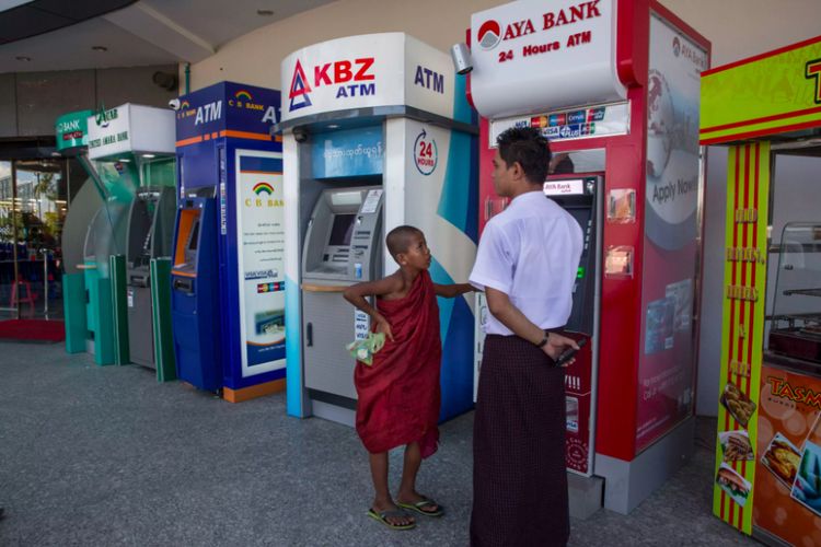 Lokasi ATM di sebuah sudut Kota Yangoon di Myanmar. Di Myanmar, hanya 10 persen dari 53,9 juta penduduk yang memiliki akun bank. 
