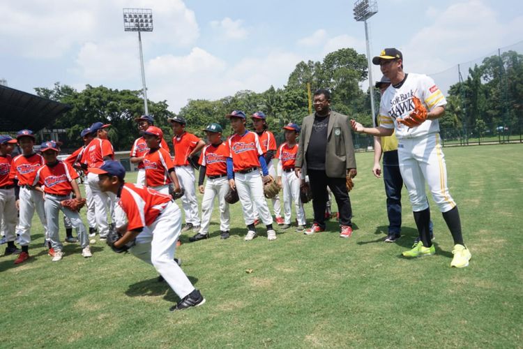 Atlet bisbol Jepang dari klub Fukuoka Softbank Hawks, Shuhei Fukuda, memberikan arahan kepada atlet bisbol junior Indonesia di Lapangan Softball Gelora Bung Karno, Senayan, Jakarta, Rabu (19/12/2018).