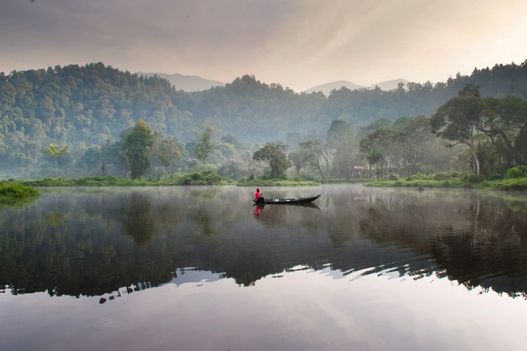 Danau Situ Gunung, Sukabumi, Jawa Barat di pagi hari yang menyuguhkan kedamaian.