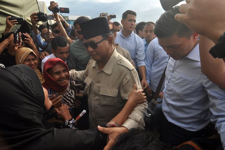 Calon Presiden nomor urut 02, Prabowo Subianto (tengah) saat mengunjungi pengungsi korban bencana gempa, tsunami dan likuifaksi pada lokasi pengungsian di Kabupaten Sigi, Sulawesi Tengah, Selasa (8/1/2019). Selain bersilaturahmi serta melihat kondisi pengungsi, Prabowo juga menghadiri pelaksanaan temu kader, relawan dan simpatisan yang digelar di Kota Palu.ANTARA FOTO/Mohamad Hamzah/pd.