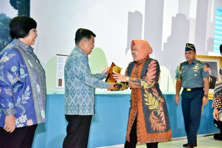 Wali Kota Surabaya Tri Rismaharini menerima penghargaan yang diberikan Wapres Jusuf Kalla dan Menteri Lingkungan Hidup dan Kehutanan Siti Nurbaya di Jakarta, Senin (14/1/2019).