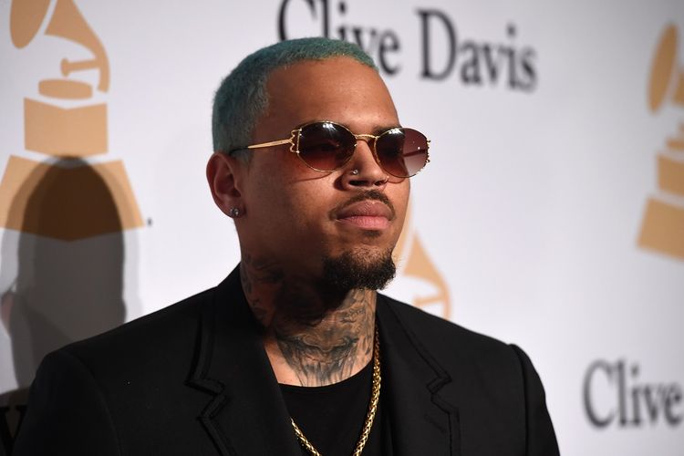 Penyanyi Chris Brown menghadiri Pre-Grammy Gala di The Beverly Hilton Hotel, Beverly Hills, California, pada 7 Februari 2015. Brown diperiksa di Paris, Perancis, atas tuduhan pemerkosaan. 