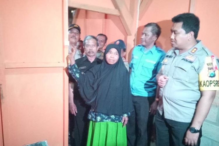 Kapolres Trenggalek AKBP Didit Bambang Wibowo (baju dinas) bersama Nenek Sarmi (60) melihat kondisi ruangan rumah yang akan dipasang listrik tenaga surya di desa Jombok, Kecamatan Pule, Trenggalek, Jawa Timur, Rabu (30/01/2019).