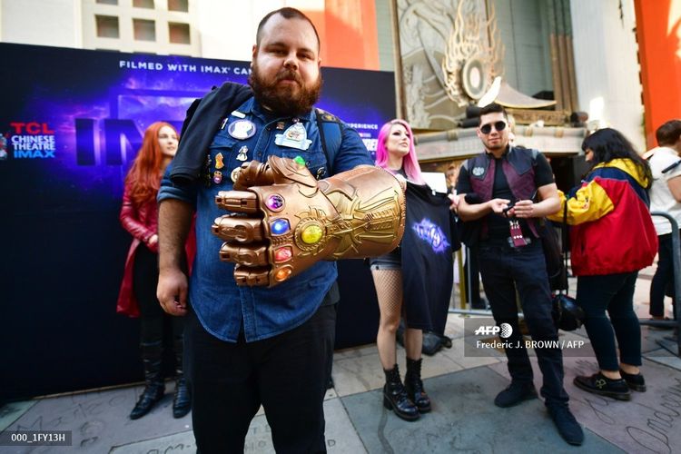 Seorang penonton mengenakan sarung tangan Thanos pada lomba kostum menjelang pemutaran perdana Avengers: Endgame di TCL Chinese Theater di Hollywood, California, Kamis (25/4/2019).