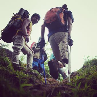 Eko Peruge (kanan) saat mendaki gunung. Kondisi fisik, dengan hanya satu kaki, tak menyurutkan langkahnya untuk mendaki.