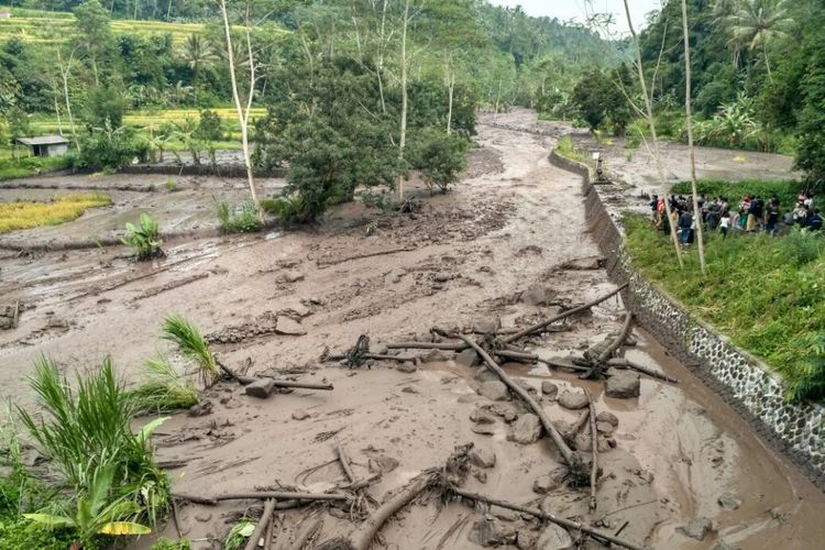 Banjir lahar dingin menerjang areal pertanian warga sekitar Gunung Agung pada Senin (27/11/2017).