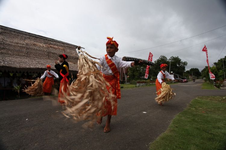 Tari dabi-dabi dipentaskan di Desa Gamtala, Jailolo, Halmahera, Maluku Utara saat tim Terios 7-Wonders tiba di sana, Selasa (18/7/2017).