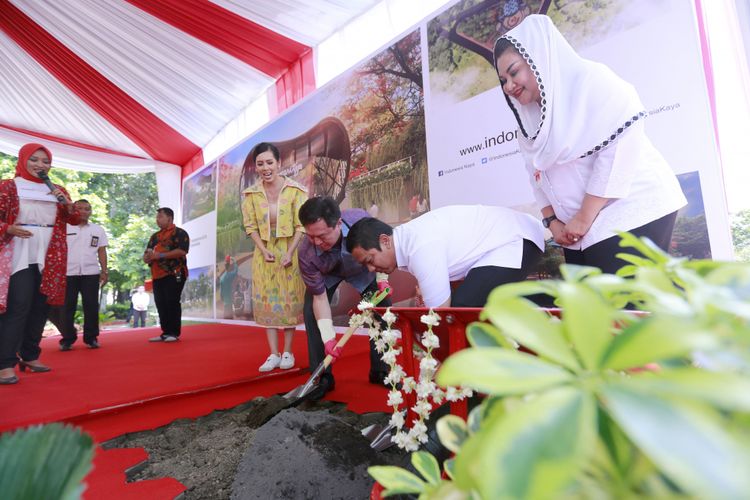Wali Kota Semarang Hendrar Prihadi bersama pengembang melakukan ground breaking pembangunan gedung teater terbuka di Taman KB Semarang, Rabu (1/11/2017).