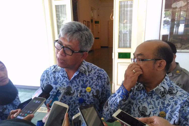 Plt Kepala Pelaksana Badan Penanggulangan Bencana Daerah (BPBD) DIY, Krido Suprayitno (kiri), menjelaskan situasi terkini DIY akibat adanya siklon torpis Cempaka kepada wartawan di Kepatihan, Jalan Malioboro, Kota Yogyakarta, Rabu (29/11/2017).