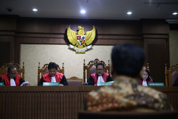 Majelis hakim dalam persidangan dengan agenda pembacaan vonis terhadap terdakwa Setya Novanto di Pengadilan Tipikor, Jakarta, Selasa (24/4/2018).