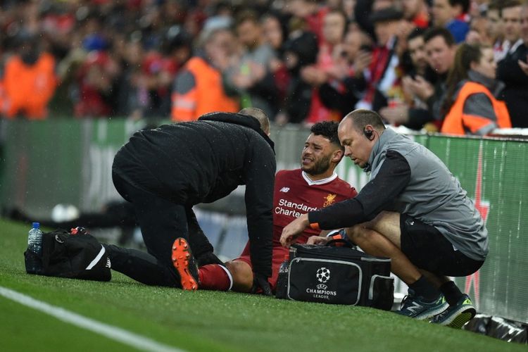Alex Oxlade-Chamberlain mendapatkan cedera pada laga semifinal Liga Champions antara Liverpool dan AS Roma di Stadion Anfield, Selasa (24/4/2018).