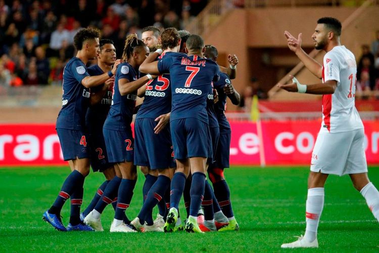 Para pemain Paris Saint Germain merayakan gol saat berhadapan dengan AS Monaco pada laga ke-13 Liga Perancis, Minggu (11/11/2018)
