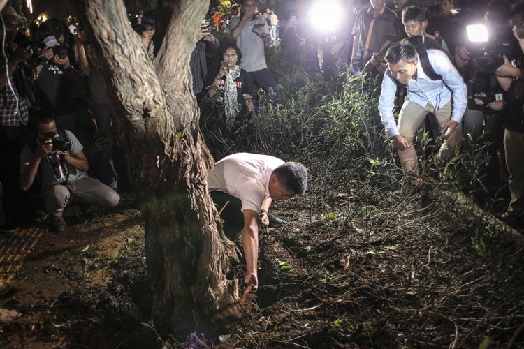 Petugas kepolisian memeriksa lokasi ledakan di Parkir Timur Senayan, Jakarta, Minggu (17/2/2019). *** Local Caption *** 
