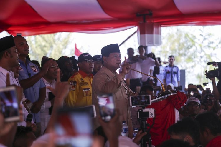 Calon Presiden nomor urut 02 Prabowo Subianto memberikan orasi politiknya di hadapan ribuan pendukungnya di Mega Wisata Ocarina Batam, Kepulauan Riau, Rabu (13/3/2019). Dalam orasinya Prabowo meminta dukungan kepada masyarakat Batam untuk memenangkan pasangan Prabowo-Sandi dalam pemilu 17 April mendatang. 