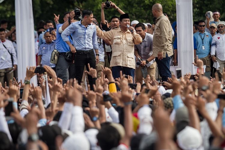 Calon Presiden nomor urut 02 Prabowo Subianto (kedua kanan) bersama Komandan Kogasma Partai Demokrat Agus Harimurti Yudhoyono (kiri) memberikan orasi politik saat kampanye terbuka di Stadion Sriwedari, Solo, Jawa Tengah, Rabu (10/4/2019). Kampanye terbuka bertema Prabowo Menyapa tersebut dihadiri partai pendukung, relawan dan tokoh nasional Koalisi Adil Makmur.