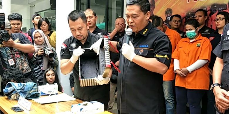 Kotak rias milik putri Elvy Sukaesih, Dhawiya, yang diduga digunakan untuk menyimpan alat-alat penghisap sabu. Benda ini menjadi alat bukti yang diperlihatkan penyidik saat jumpa pers di Polda Metro Jaya, Jakarta Selatan, Sabtu (17/2/2018).