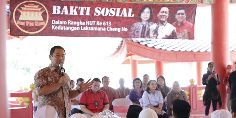 Wali Kota Semarang Hendrar Prihadi dalam acara bakti sosial untuk memperingati HUT ke-613 Kedatangan Laksamana Cheng Ho. 