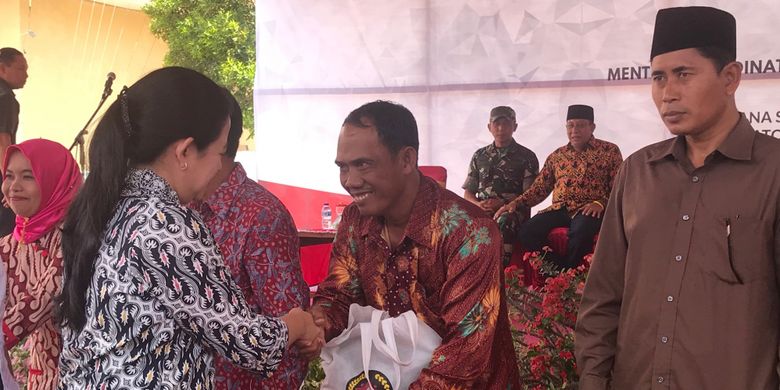 Menteri Koordinator Bidang Pembangunan Manusia dan Kebudayaan (Menko PMK) memberi bantuan kepada korban gempa di Kecamatan Alas Barat, Sumbawa, NTB, Selasa (19/11/2018).
