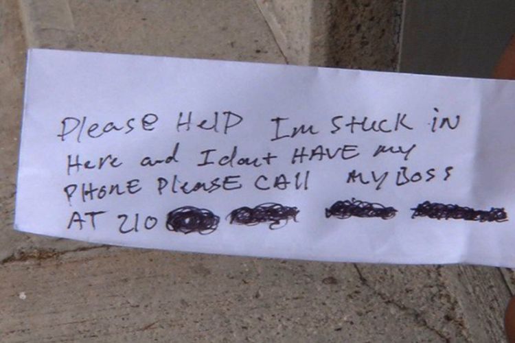 Secarik kertas berisi tulisan meminta pertolongan dari sebuah mesin ATM di Texas, Amerika Serikat.