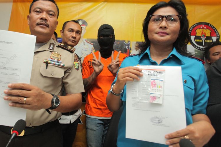 Kepala Satuan Narkoba Polres Jakarta Selatan, Vivick Tjangkung (kanan) bersama Kasubag Humas Polres Metro Jakarta Selatan Kompol Purwanta (kiri) menunjukan barang bukti berupa hasil tes urin milik Artis Tora Sudiro (tengah) saat menggelar konferensi pers terkait penggunaan dan kepemilikan obat keras Dumolid di Polres Jakarta Selatan, Jakarta, Jumat (4/8). Dalam keterangannya Satuan Narkoba Polres Jakarta Selatan mengatakan bahwa Tora Sudiro dan istrinya Mieke Amalia terbukti menggunakan obat tersebut karena menderita penyakit insomnia, sehingga Tora Sudiro resmi ditetapkan sebagai tersangka sementara istrinya dibebaskan. ANTARA FOTO/Muhammad Adimaja/foc/17.