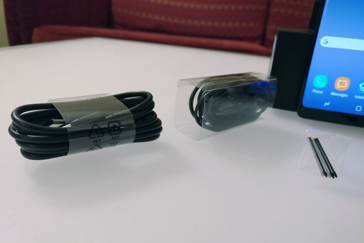 Paket pembelian Galaxy note 8: kabel charger USB Type C, earphone AKG, dan ujung pena cadangan stylus S Pen.