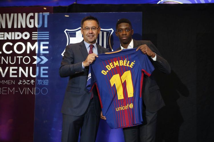 Ousmane Dembele (kanan) menjalani sesi perkenalan bersama Barcelona, Senin (28/8/2017).