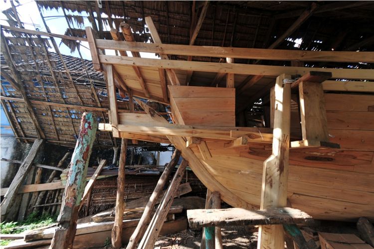 Prosese pembuatan dan pembongkaran perahu legendari Padewakang saat di facking sebelum dikirim ke Eropa untuk mengikuti ajang Europalia Arts Festival 2017 bersama negara-negara Eropa lainnya di Bulukumba dan Polewali Mandar.