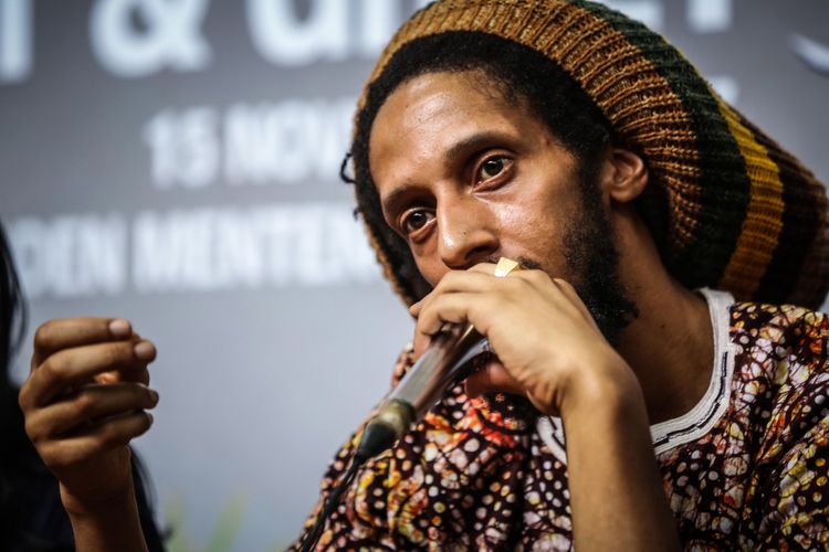 Julian Ricardo Marley memberikan keterangan pers jelang konsernya di Jakarta Peace Concert 2017 di Jakarta, Rabu (15/11/2017). Konser  Jakarta Peace Concert ini juga menampilkan band dari Bahaya Records, yaitu Gangstarasta serta beberapa musisi ternama lainnya di genre reggae seperti Tony Q Rastafara, Ras Muhammad, Nd White, Aray Daulay, Bastian, Reynold dan lainnya yang memiliki banyak penggemar. KOMPAS.com/GARRY ANDREW LOTULUNG