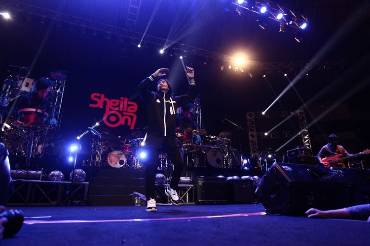 Sheila on 7 tampil dalam 5UPERGROUP Live in Concert, di Jakarta Convention Center, Jakarta, Selasa (21/11/2017). Lima grup band besar yakni God Bless, GIGI, Krakatau, Kahitna, dan Sheila on 7 unjuk kebolehan dalam konser tersebut.