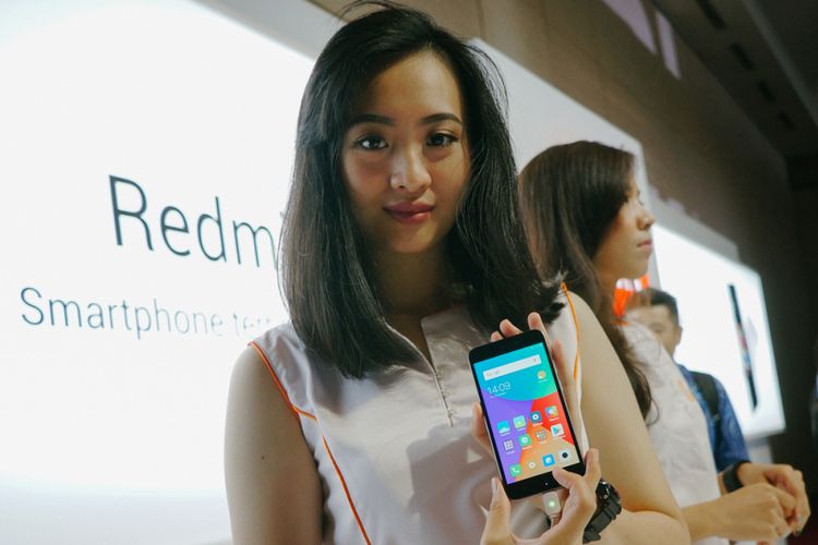Model menunjukkan Xiaomi Redmi 5A dalam acara peluncuran di Jakarta.