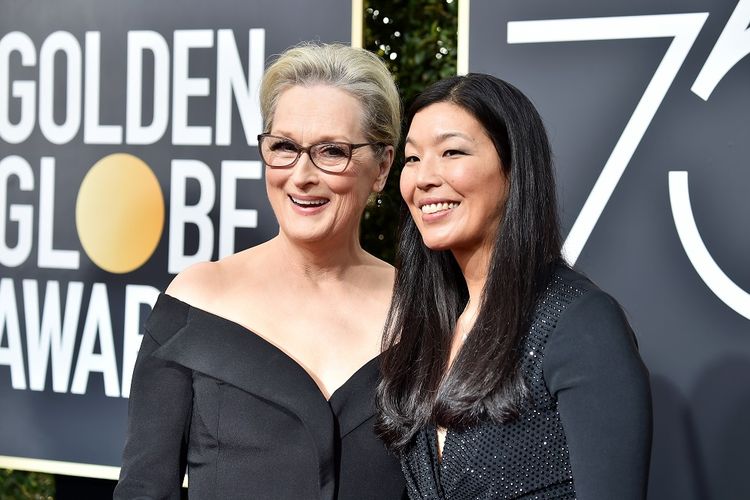 Aktris Meryl Streep (kiri) dan Direktur National Domestic Workers Alliance Ai-jen Poo menghadiri  Golden Globe Awards 2018 di The Beverly Hilton Hotel, Beverly Hills, California, Minggu (7/1/2018).